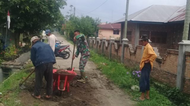Wujudkan Lingkungan Bersih dan Nyaman, Babinsa Koramil 05/Serbalawan Bersama Warga Gotong Royong Bersihkan Parit dan Jalan di Nagori Naga Dolok.