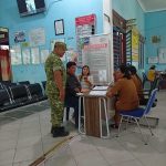 Peduli Pelayanan Masyarakat, Babinsa Koramil 14/Raya Bantu Warga Urus Akta Kelahiran. Peduli Pelayanan Masyarakat, Babinsa Koramil 14/Raya Bantu Warga Urus Akta Kelahiran.