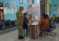 Peduli Pelayanan Masyarakat, Babinsa Koramil 14/Raya Bantu Warga Urus Akta Kelahiran.