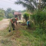 Perkuat Kebersamaan dengan Rakyat, Babinsa Koramil 05/Serbalawan Bersihkan Parit di Jalan Sisingamangaraja. Perkuat Kebersamaan dengan Rakyat, Babinsa Koramil 05/Serbalawan Bersihkan Parit di Jalan Sisingamangaraja.