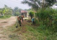 Perkuat Kebersamaan dengan Rakyat, Babinsa Koramil 05/Serbalawan Bersihkan Parit di Jalan Sisingamangaraja.