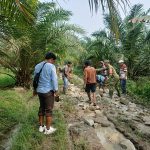 Peduli Kesulitan Warga, Koramil 09/Tiga Balata Bersama Masyarakat Gotong Royong Perbaiki Jalan di Lumban Gorat.