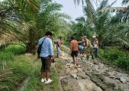 Peduli Kesulitan Warga, Koramil 09/Tiga Balata Bersama Masyarakat Gotong Royong Perbaiki Jalan di Lumban Gorat.