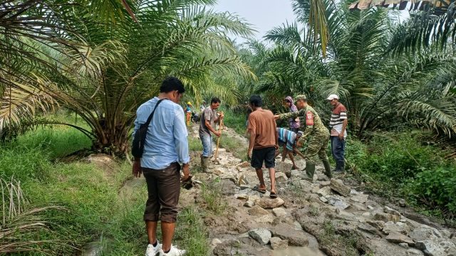 Peduli Kesulitan Warga, Koramil 09/Tiga Balata Bersama Masyarakat Gotong Royong Perbaiki Jalan di Lumban Gorat.