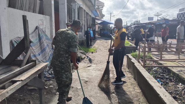 Jumat Bersih di Pasar Pekan Raya, TNI-Polri dan Masyarakat Bersatu Jaga Kebersihan Lingkungan.